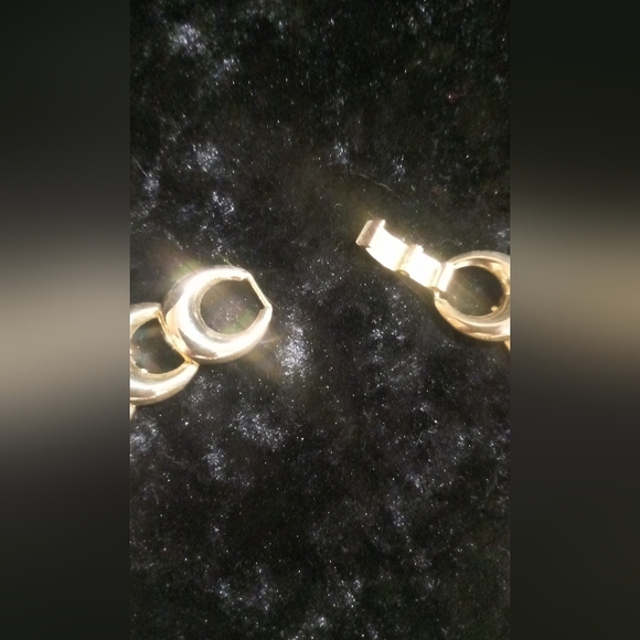 Collar necklace gold tone.circle links flip clasp. 16 inches - Picture 2 of 5